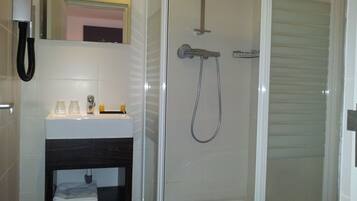 Habitación Confort | Baño | Tina con regadera, amenidades de baño gratuitas, secadora de cabello