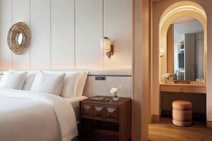 Hypo-allergenic bedding, down duvets, minibar, in-room safe - The St. Regis Mardavall Mallorca Resort (Calvia)