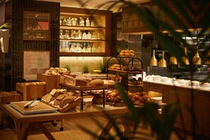 3 間餐廳；供應早餐、午餐、晚餐；地中海菜