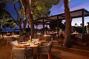 3 restaurants, breakfast, lunch, dinner served; Mediterranean cuisine 