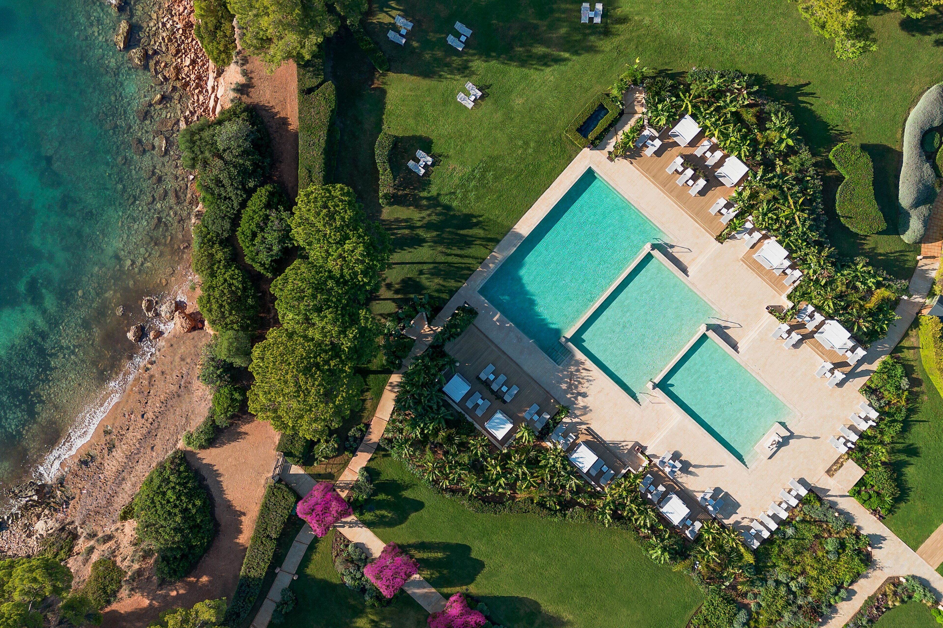 Alberca techada, 2 albercas al aire libre y sombrillas en la alberca