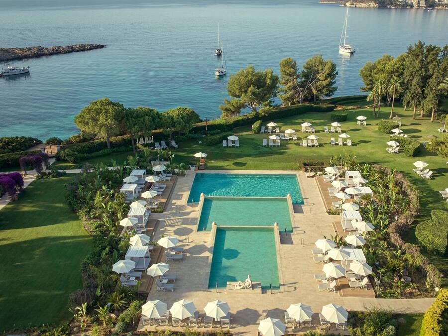 Indoor pool, 2 outdoor pools, pool umbrellas, sun loungers