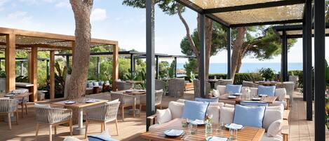 3 restaurantes; se sirve desayuno, almuerzo y cena; cocina mediterránea