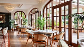 3 restaurantes, se sirven desayunos, comidas y cocina mediterránea