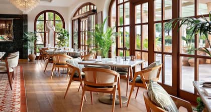 The St. Regis Mardavall Mallorca Resort