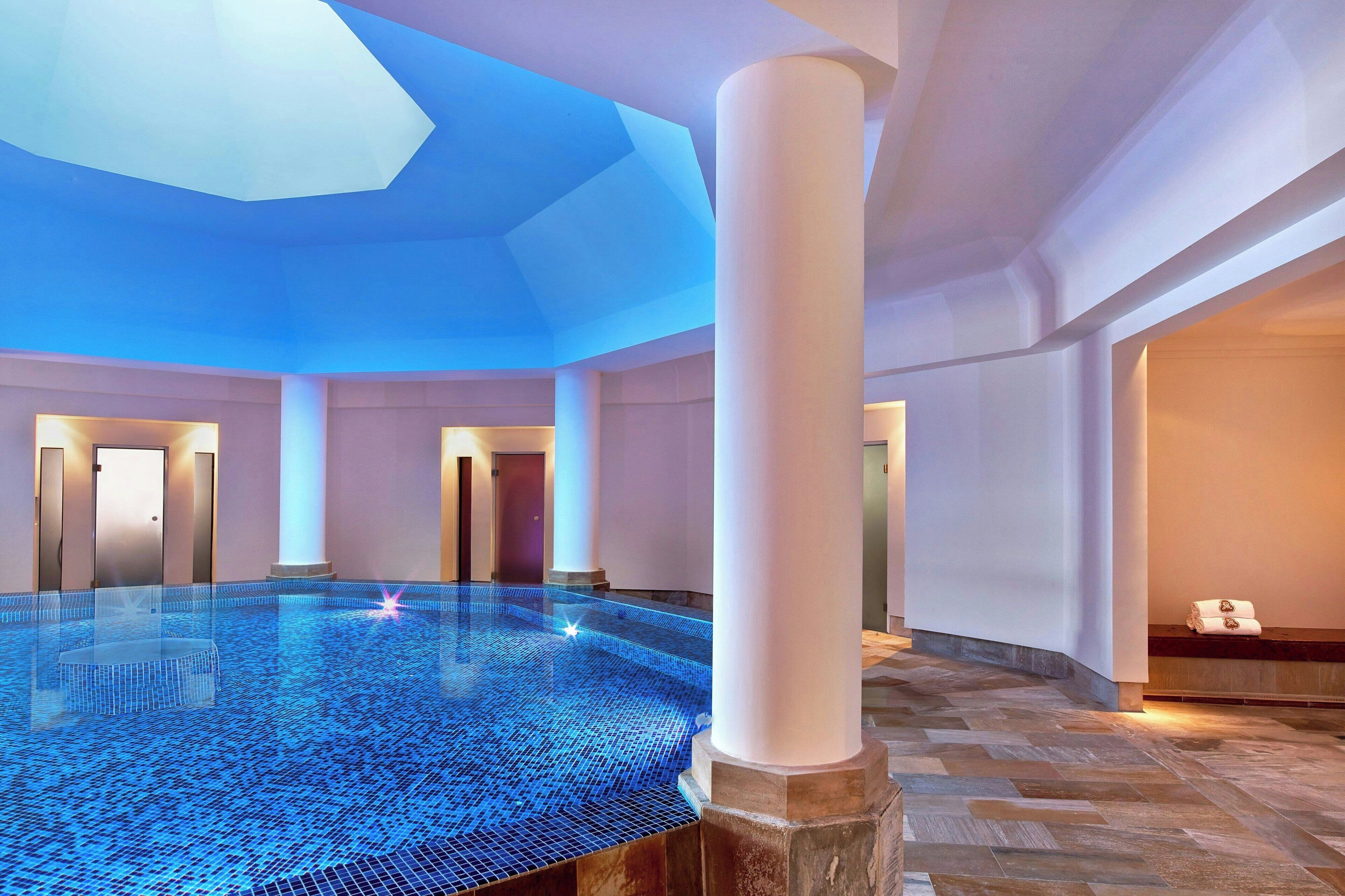 Innendørsbasseng,2 utendørsbassenger, bassengparasoller og solsenger