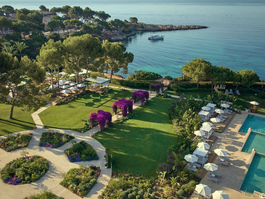 Innenpool, 2 Außenpools, Sonnenschirme, Liegestühle