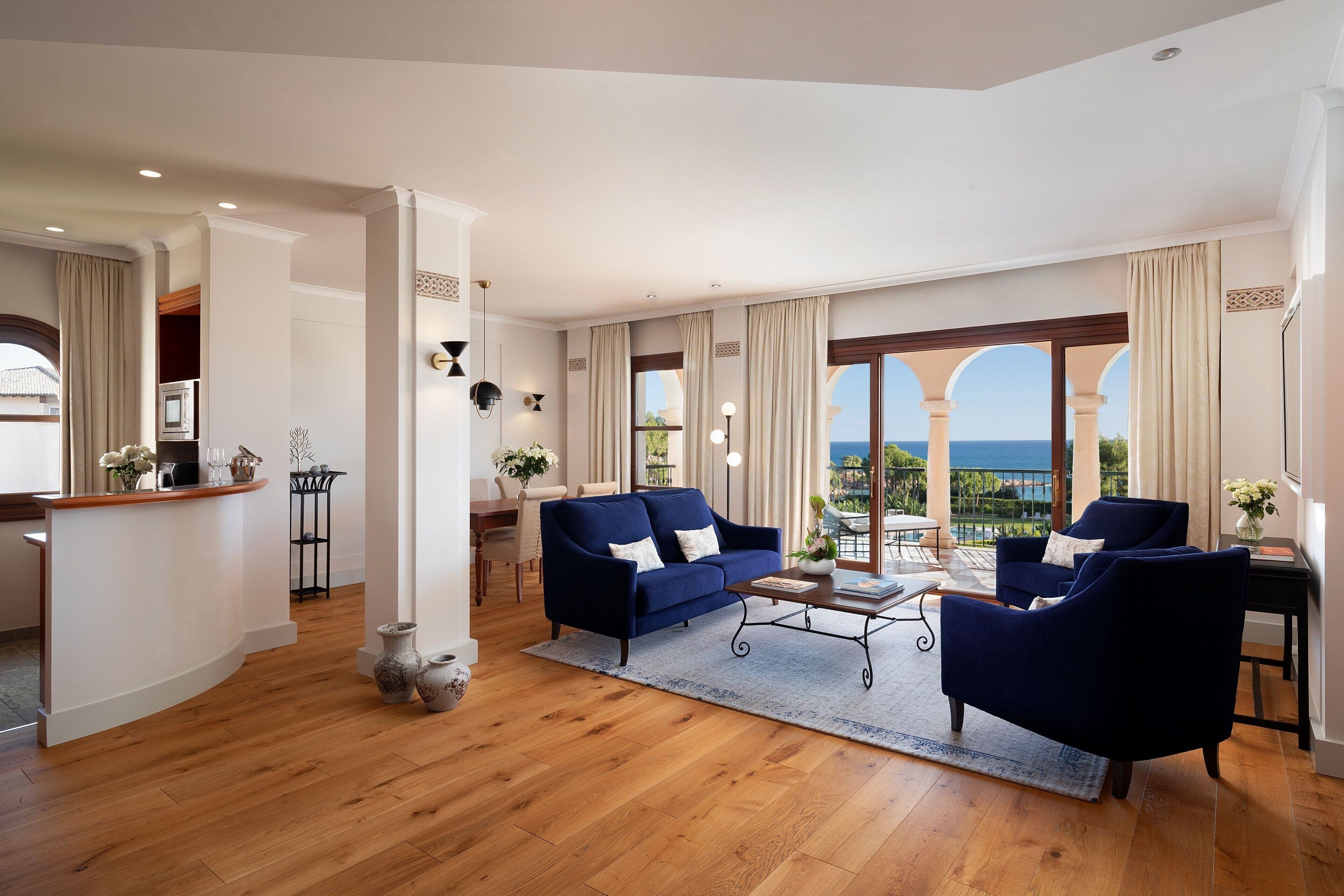 St. Regis 1 Bedroom Residence Suite, 1 King Bed | 起居区 | 40-英寸纯平电视（配备卫星频道）、电视、DVD 播放器