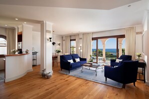 St. Regis 1 Bedroom Residence Suite, 1 King Bed | 거실 공간 | 위성 채널 시청이 가능한 40인치 평면 TV, TV, DVD 플레이어