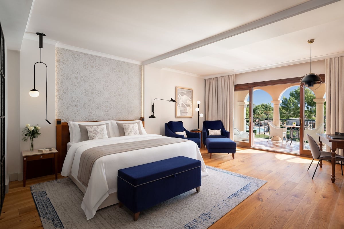 Suite Junior, 1 très grand lit, non-fumeurs, vue établissement | 1 chambre, literie hypoallergénique, couette en duvet d'oie, minibar