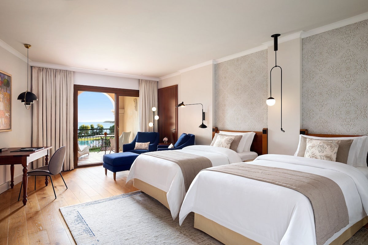 Literie hypoallergénique, couette en duvet, minibar, coffre-fort