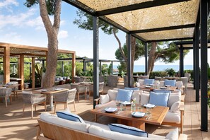 3 restaurants, servant le déjeuner et le dîner; cuisine méditerranéenne