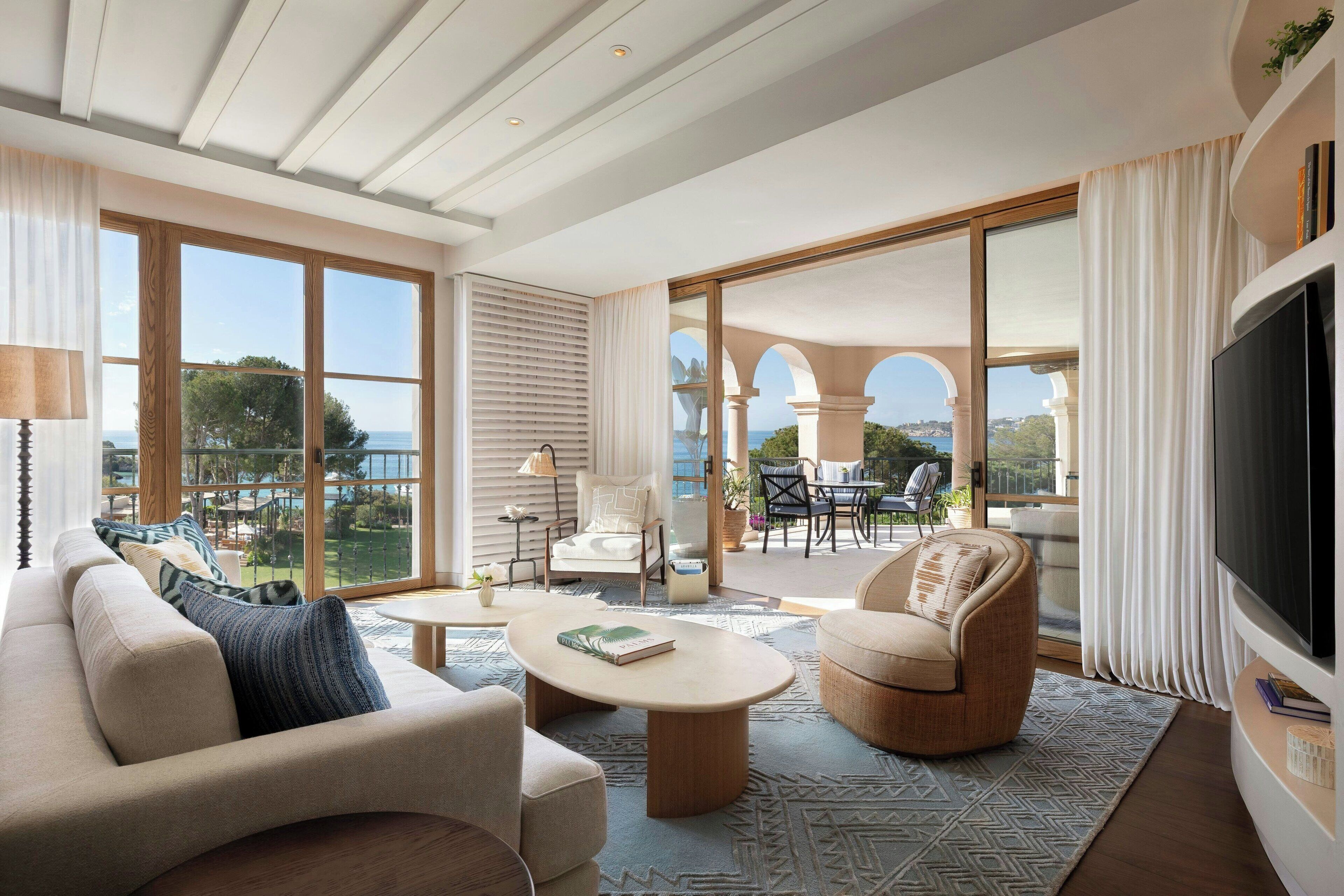 Astor Suite Mail Building, 1 King bed, Seafront | 客厅 | 40-英寸纯平电视（配备卫  星频道）、电视、DVD 播放器