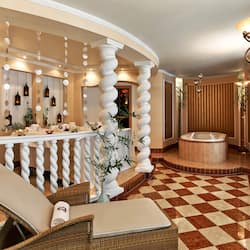 Behandelingskamers voor koppels, een sauna, een bubbelbad, een stoombad