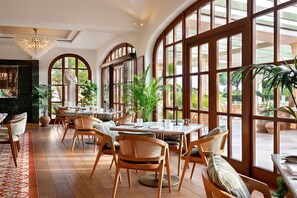 3 restaurantes; se sirve desayuno, almuerzo y cena; cocina mediterránea