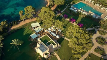 3 restaurants, breakfast, lunch, dinner served; Mediterranean cuisine