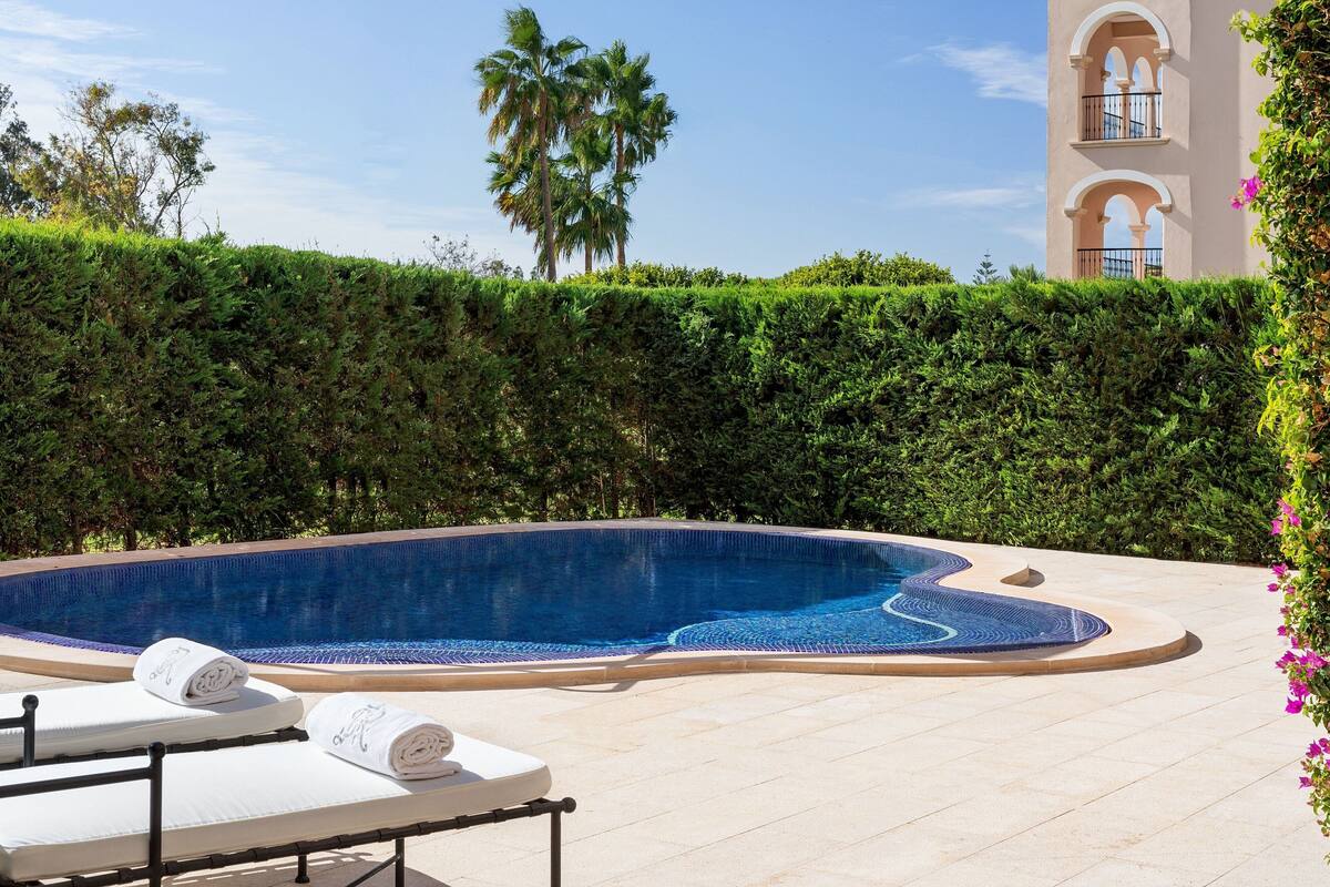 Chambre, 1 chambre | Piscine | Piscine intérieure, 2 piscines extérieures, parasols, chaises longues