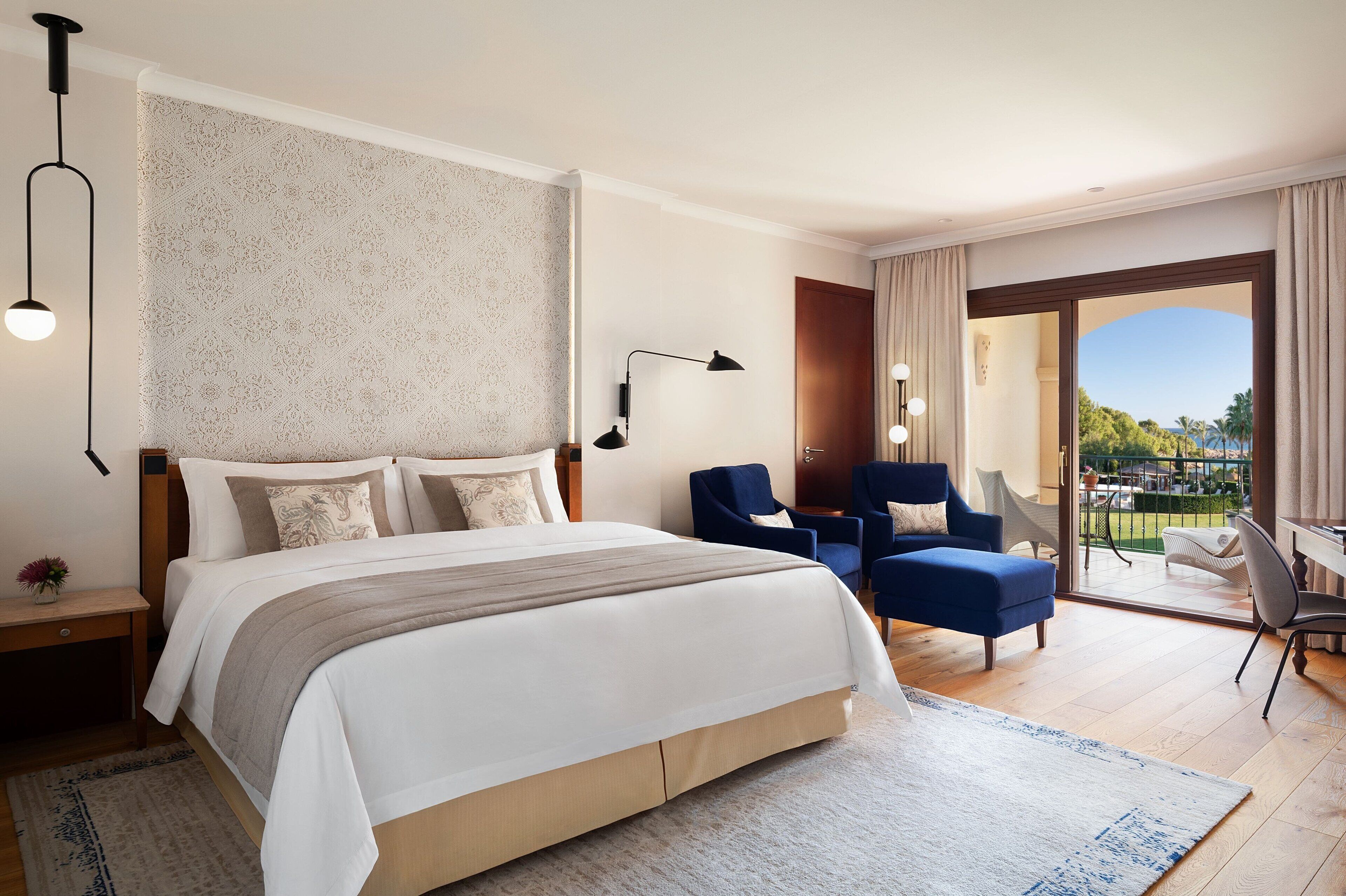 Grand Deluxe Room, 1 King Bed, Sea View | 防过敏的被褥、羽绒被、迷你吧、客房内保险箱