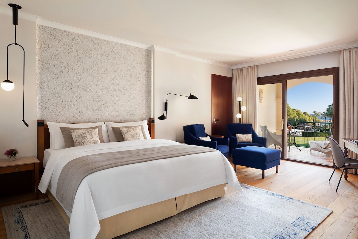Deluxe Room, 1 King Bed, Balcony, Sea View | Hypo-allergenic bedding available, down comforters, minibar