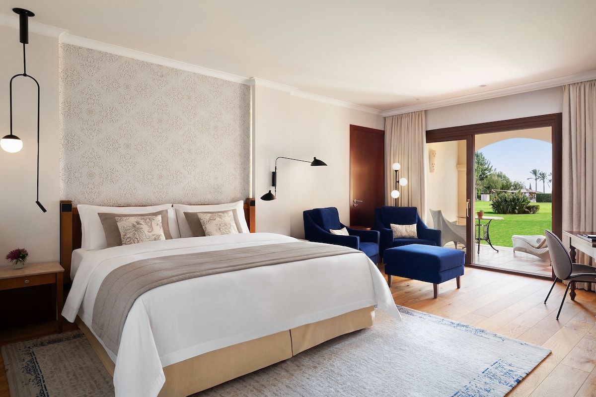 Literie hypoallergénique, couette en duvet, minibar, coffre-fort