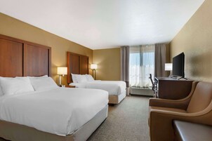 Escritorio, cortinas blackout y tabla de planchar con plancha 