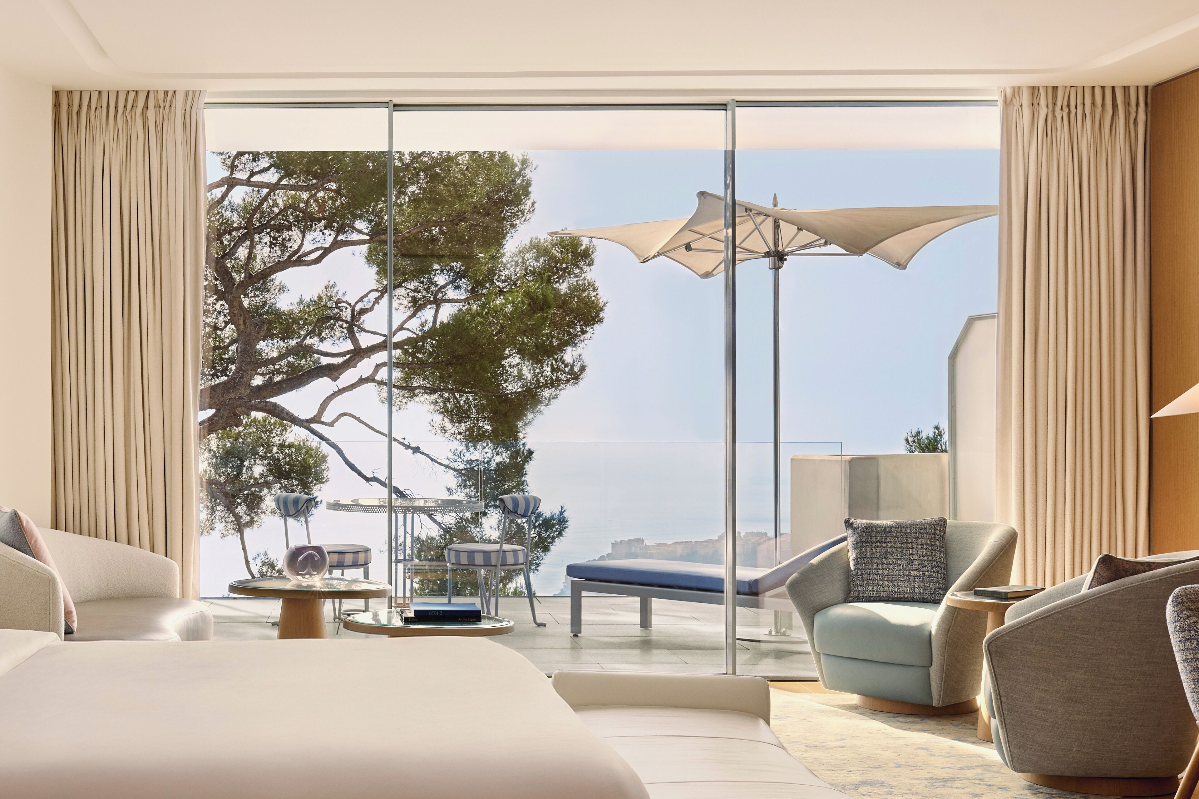 Ropa de cama de alta calidad, cubrecamas y artículos del minibar gratis 