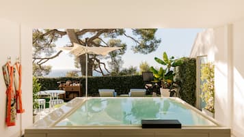 Private spa tub