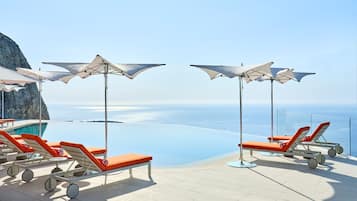 Piscine extérieure, parasols de plage, chaises longues