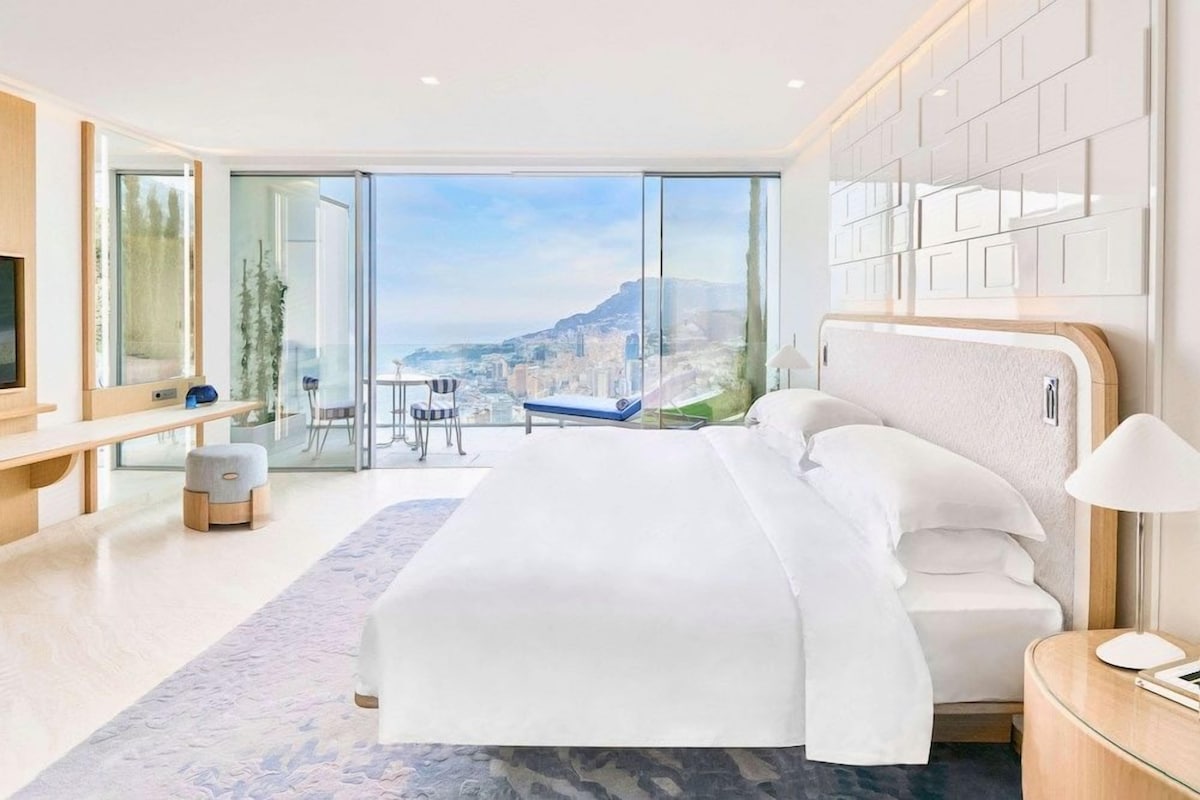 Premium bedding, down duvets, free minibar items, in-room safe