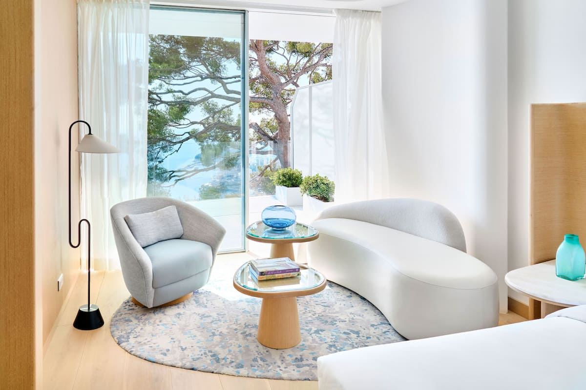 Premium bedding, down duvets, free minibar items, in-room safe