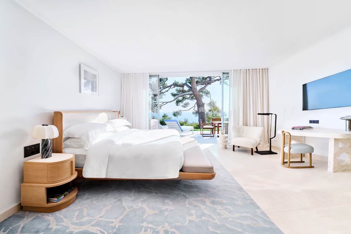 Premium bedding, down duvets, free minibar items, in-room safe