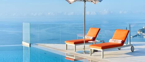 Piscine extérieure, accÚs possible de 9 h à 18 h, parasols