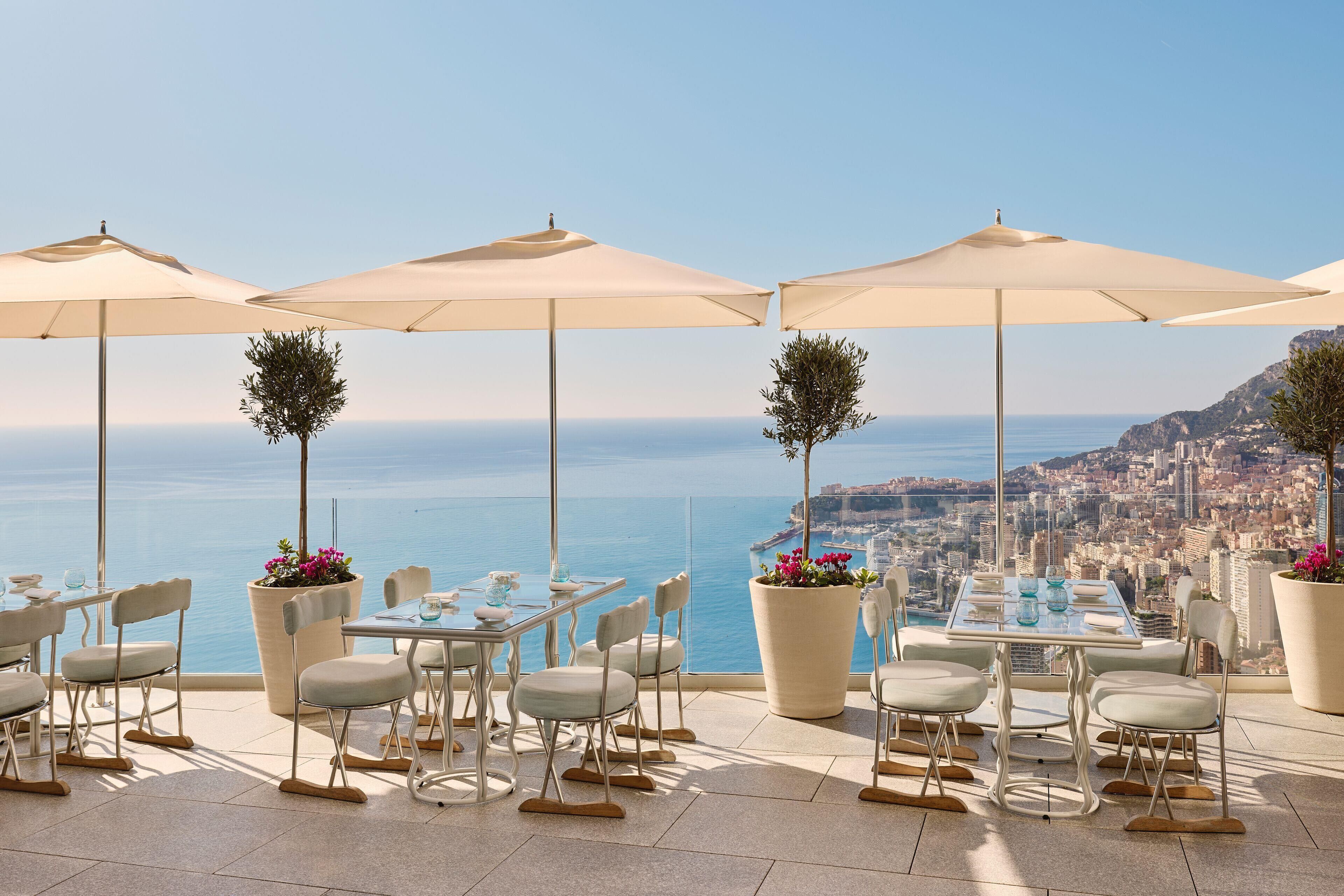 4 restaurants; lunch and dinner served