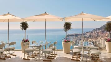 4 restaurants; lunch and dinner served