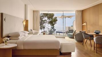 Suite junior, vista al mar | Ropa de cama de alta calidad, edredón y artículos del minibar gratis