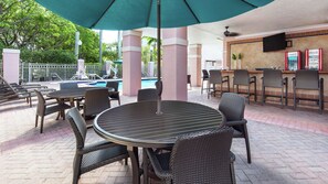 Outdoor pool, open 6:00 AM to 10:00 PM, pool umbrellas, sun loungers - DoubleTree by Hilton Sunrise - Sawgrass Mills (Sunrise)