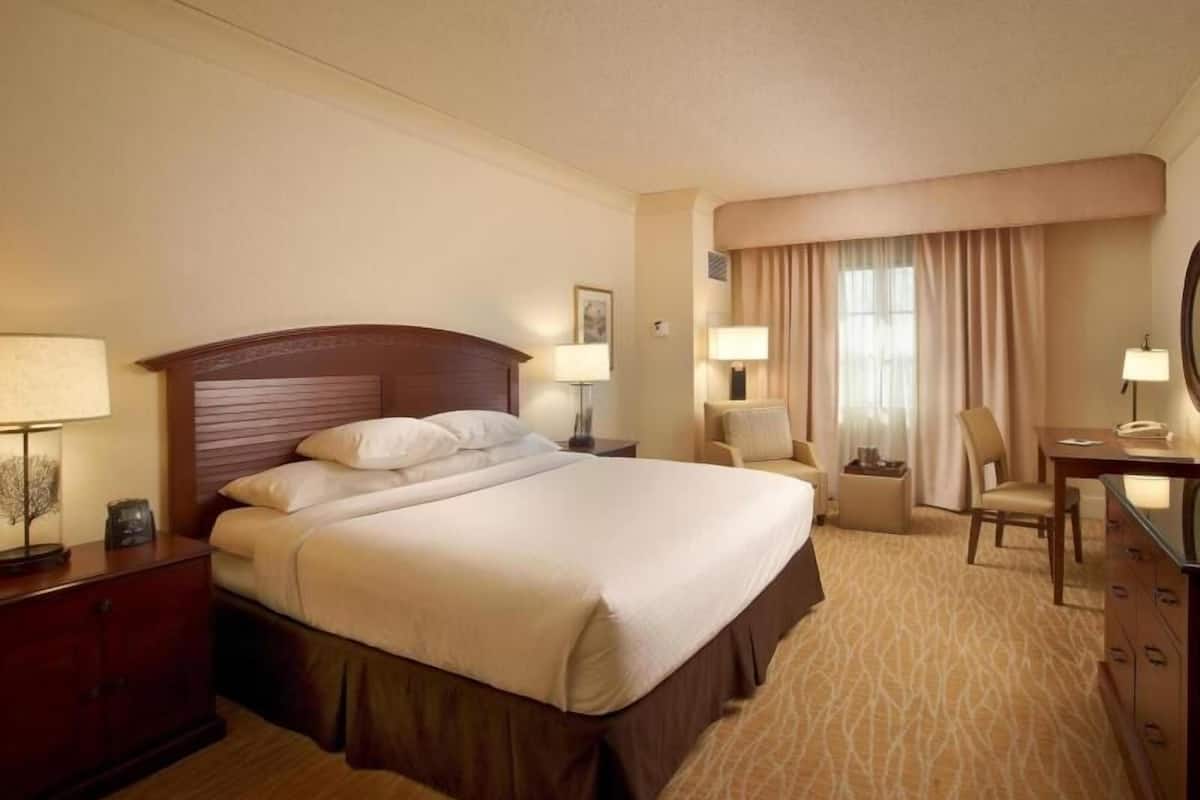 Premium bedding, in-room safe, desk, laptop workspace