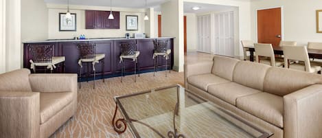 Presidentiële suite, 1 kingsize bed, niet-roken | Woonruimte | Een 55-inch ledtelevisie met satellietzenders, televisie en Netflix