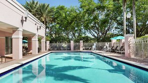 Piscina externa, funciona das 6h às 22h30, guarda-sóis, espreguiçadeiras