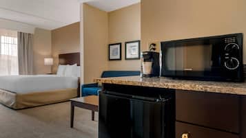 Hypo-allergenic bedding, in-room safe, desk, blackout curtains