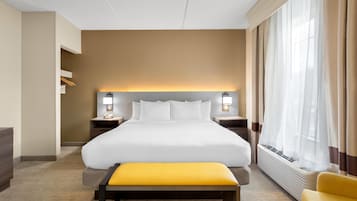 Quarto, para não fumantes (1 King, Accessible + 2 person sofabed) | Roupas de cama antialérgicas, cofres nos quartos, escrivaninha