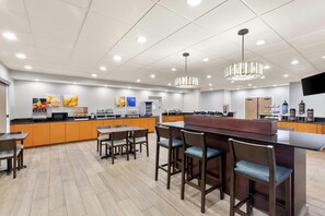 Free buffet breakfast - Comfort Suites Near Universal Orlando Resort (Orlando)