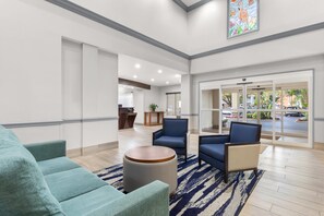 Lobby - Comfort Suites Near Universal Orlando Resort (Orlando)