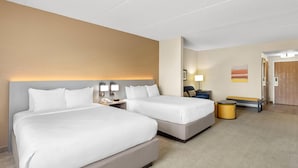 Suite, Bebas Asap Rokok (2 Queen, Accessible +2 person sofabed) | Seprai antialergi, brankas, meja kerja, dan tirai kedap cahaya