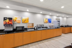 Free daily buffet breakfast - Comfort Suites Near Universal Orlando Resort (Orlando)