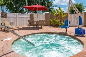 Outdoor pool, open 8:00 AM to 10:00 PM, sun loungers - Comfort Suites Near Universal Orlando Resort (Orlando)