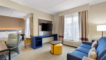 Kamer, niet-roken (1 King, Accessible + 2 person sofabed) | Hypoallergeen beddengoed, een kluis op de kamer, een bureau