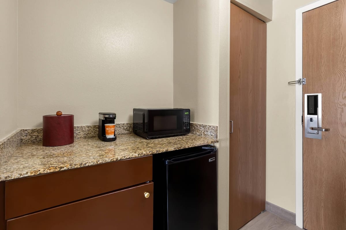 Hypo-allergenic bedding, in-room safe, desk, blackout drapes