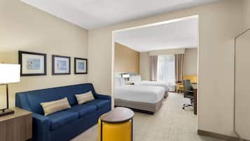 Suite, ikke-røyk (2 Queens, 2 person sofabed) | Allergitestet sengetøy, safe på rommet, skrivebord og blendingsgardiner