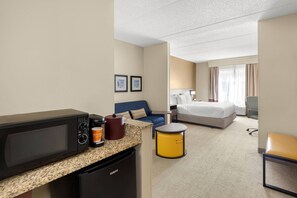 Hypo-allergenic bedding, in-room safe, desk, blackout curtains - Comfort Suites Near Universal Orlando Resort (Orlando)